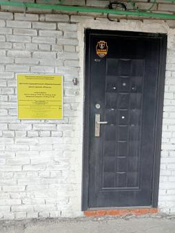 Табличка Брайля на входной двери по адресу ул. Кутузова 34/1